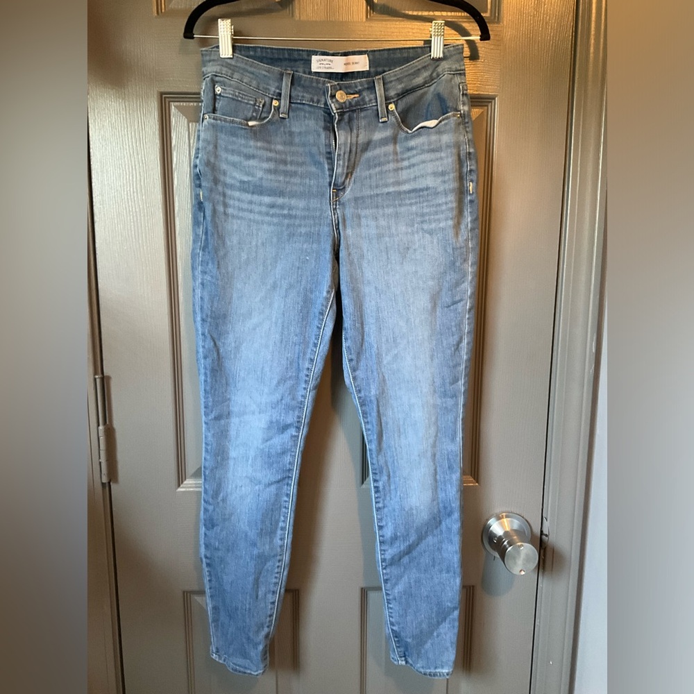 Levi’s Signature size 4 mid-rise skinny